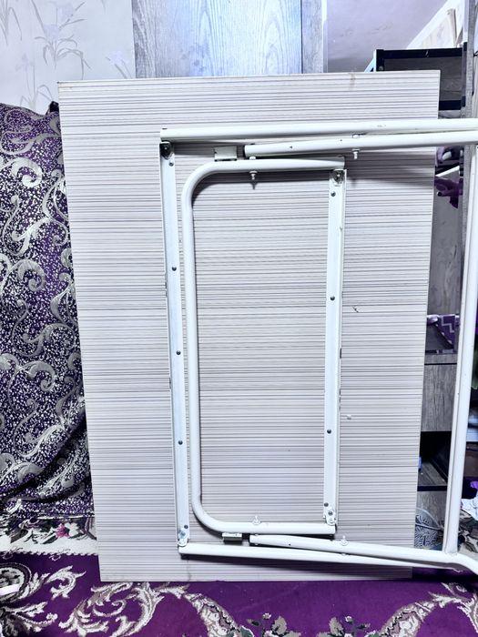 Stol 80cm*120cm yaxshi holatda. Oyog’lari temirdan, usti yog’och