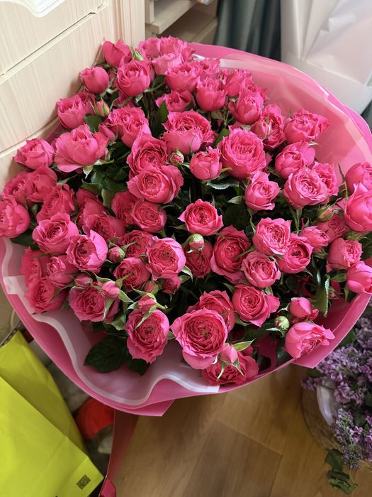 Букет красивых кустовых роз