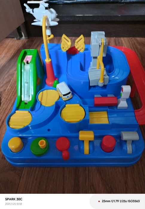 Игра с машинкой и препятствия