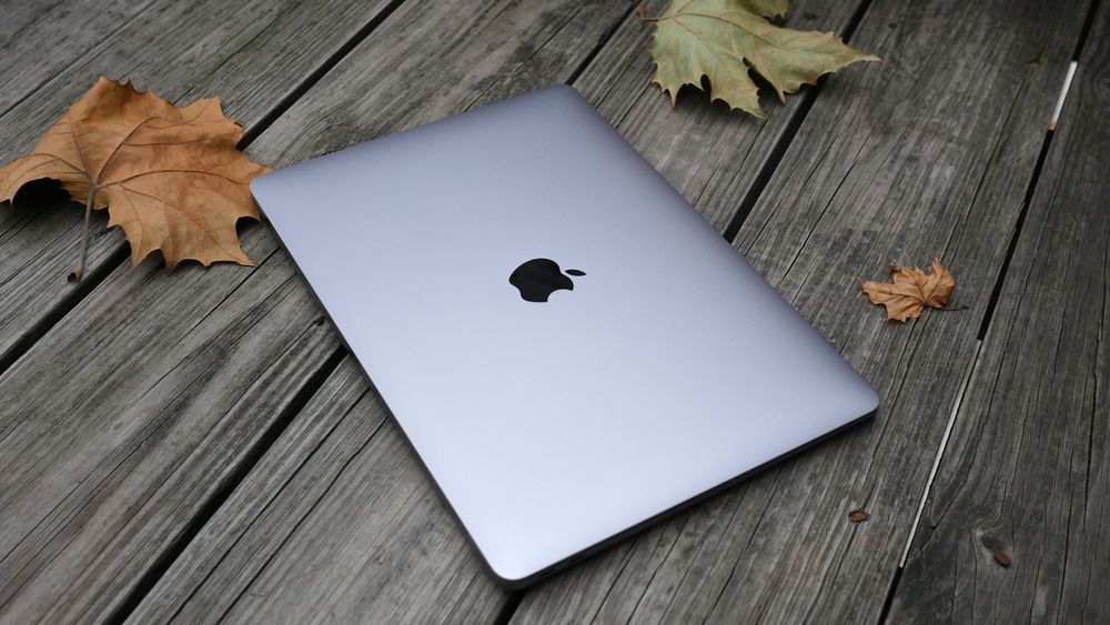 Установка защитных плонк на экран MacBook M1. M2. M3