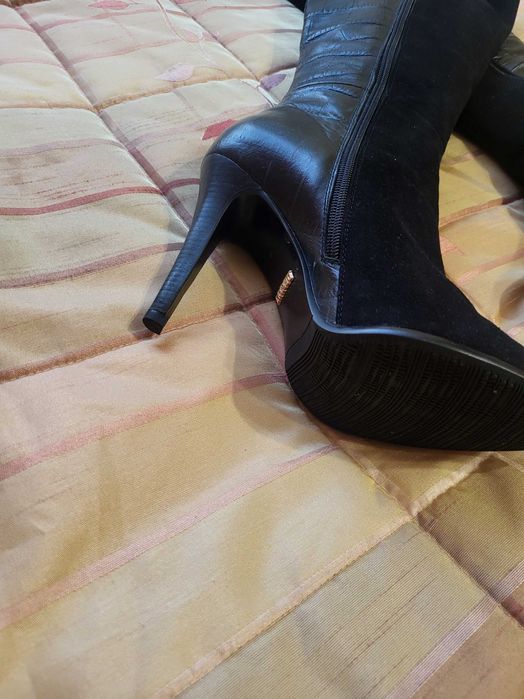 Модные демисезонные сапоги на шпильке