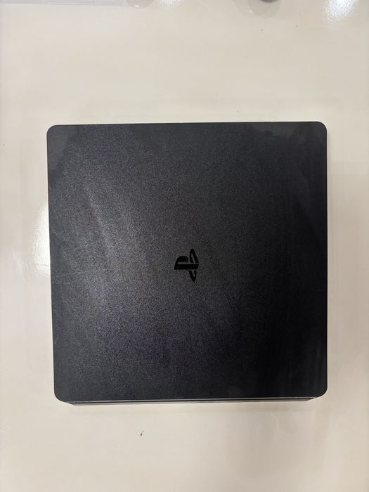 PS4 1TB с 4 контролера и 5 игри
