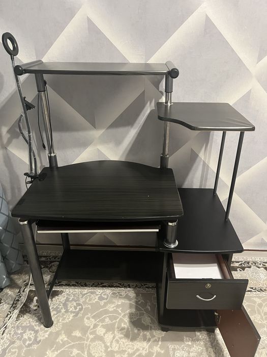 Компьюьерный стол