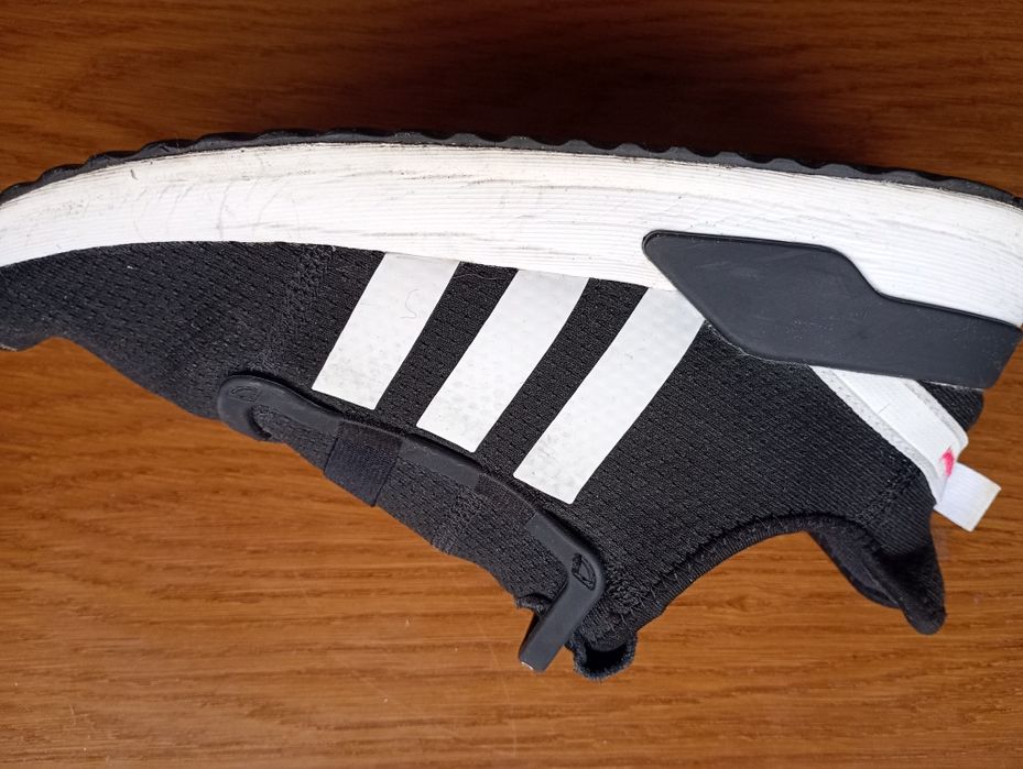 Vand adidasi ultimul model