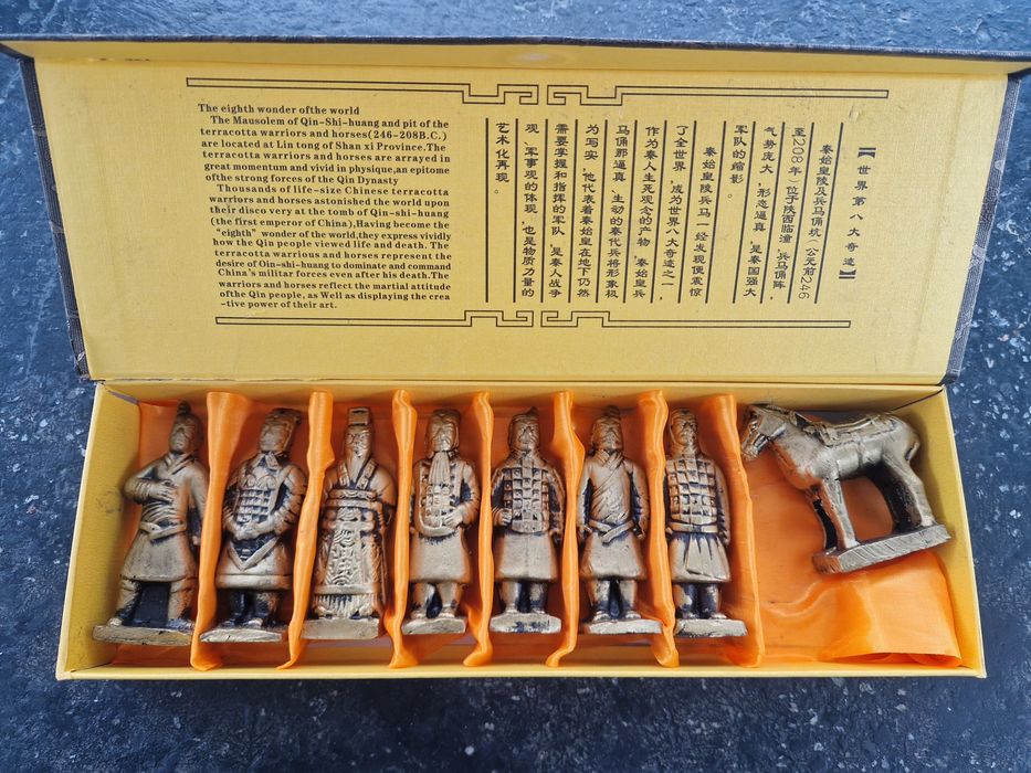 Антична китайска кутия с теракотени воини