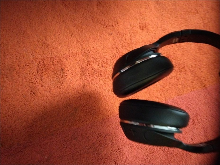 Vând casti skullkandy hesh2 wireless in stare buna!