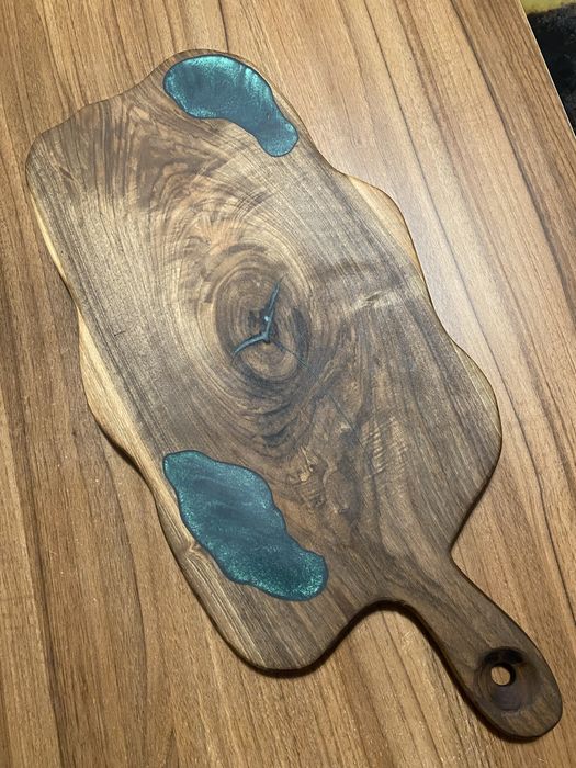 Platou din lemn masiv de nuc cu rasina