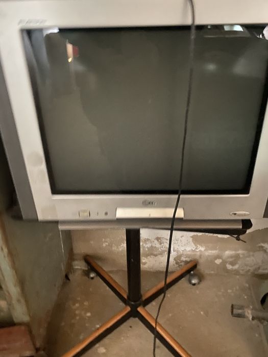 Прдам телевизор LG с подставкой