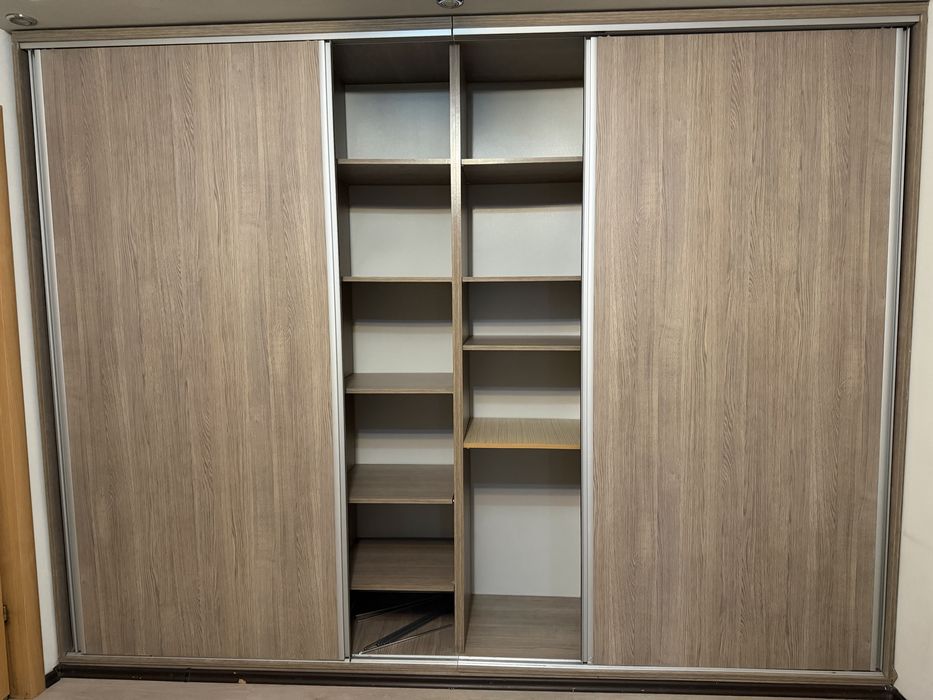 Dressing modern din PAL cu finisaj în nuanță de stejar și uși glisante cu rame metalice