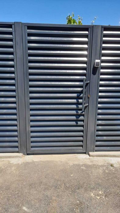 Garduri si porti din panouri stil jaluzele, tabla cutata, sipca metalica, plasa bordurata, fier forjat, BCA sau beton si alte modele la comanda