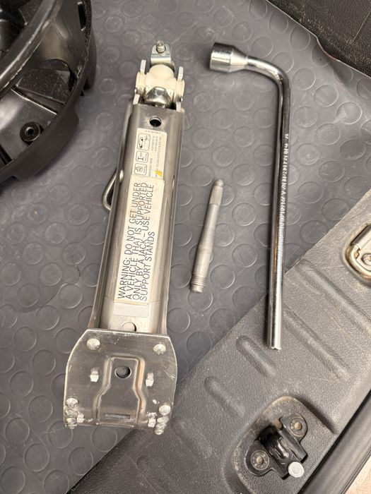 Крик,ключ за гуми  Авариен комплек Мерцедес W218, Mercedes W221,W222