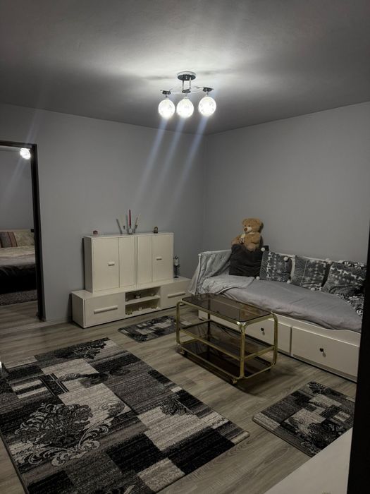 Închiriez apartament