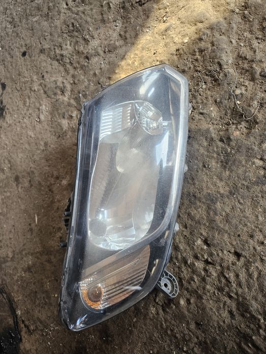 Far dreapta dacia logan 2014 (cleme rupte)