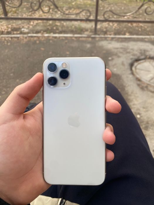 Две Iphone 11pro белый и зеленый