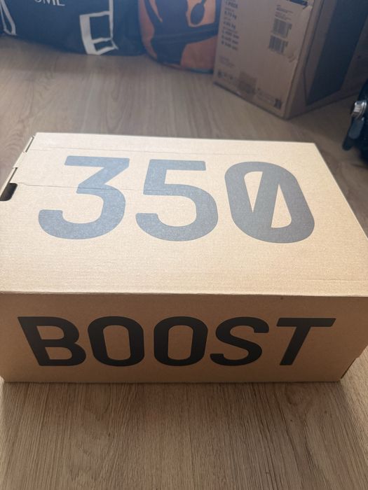 Yeezy 350 чисто нови