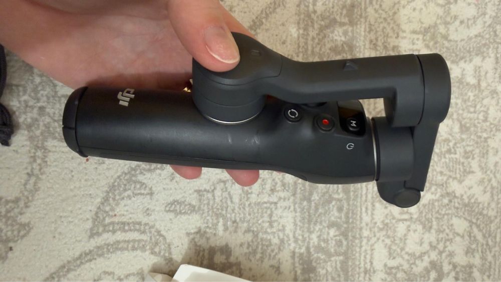 Stabilizator gimbal extensibil pentru smartphone