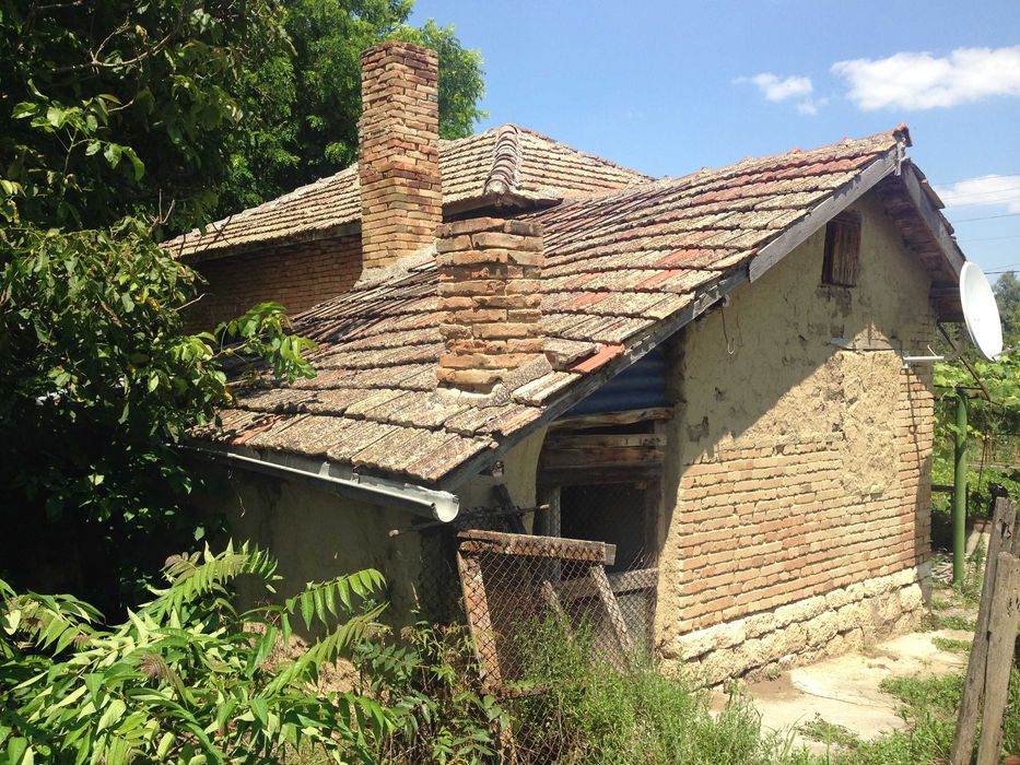 Къща с двор 1800 кв.м. в село Александрия област Добрич