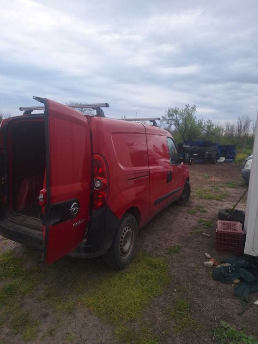 Mașina Opel combo