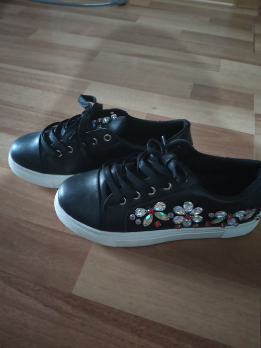 Кроссовки женские