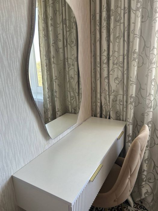 Туалетный столик с зеркалом и стулом