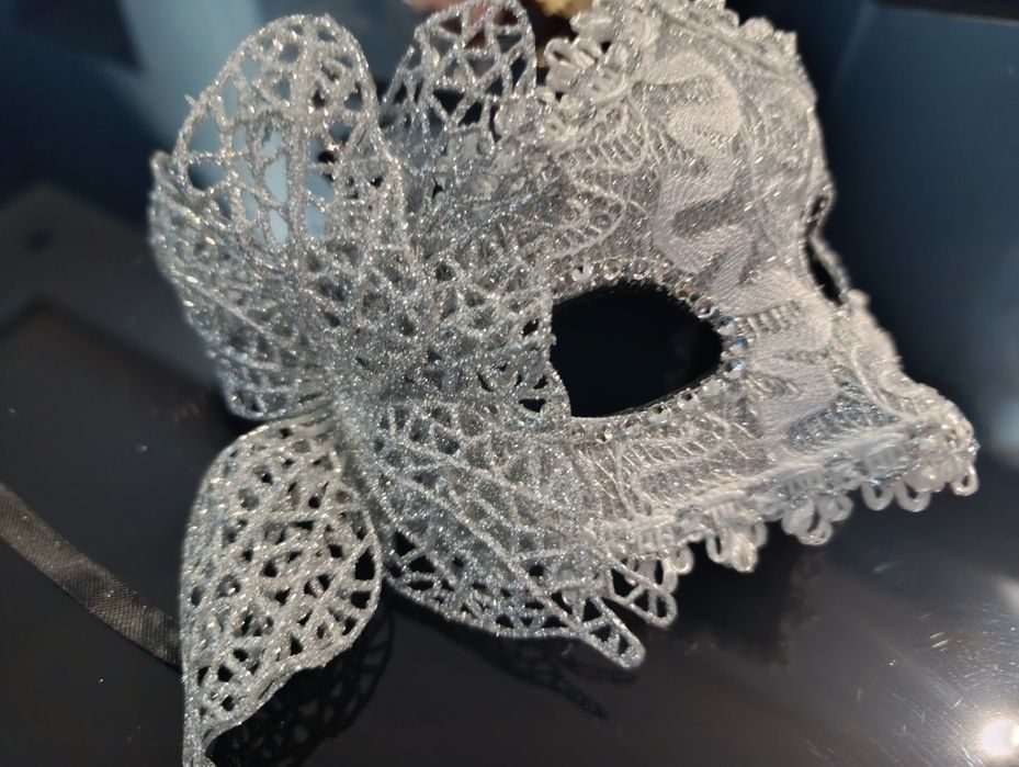 Великолепная карнавальная маска в серебряном цвете