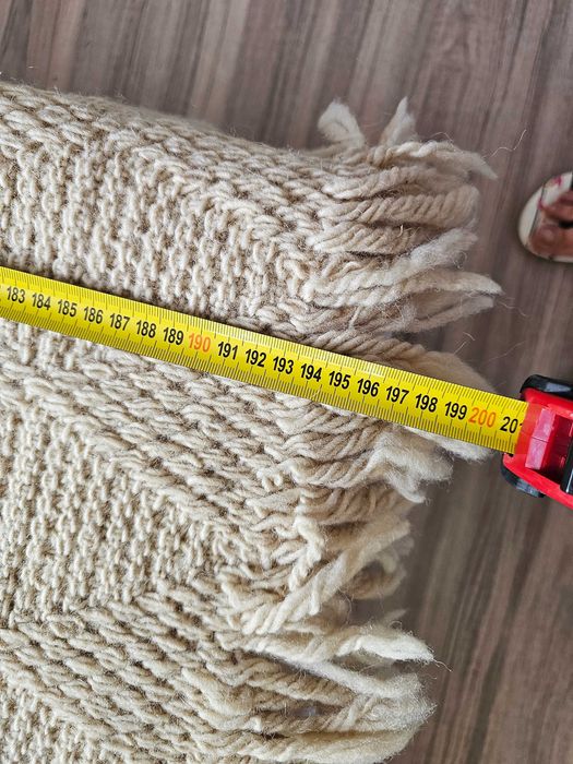 Вълнено шалте за легло