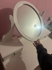 Бяла тоалетка с огледало и чекмеджета – много добро състояние