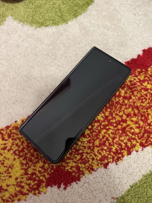 Fold 5 в идеальном состоянии,не считая внутренего дисплея