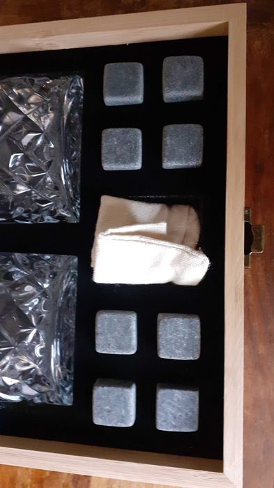 чаши антикварни масивни стъклени в масивна дървена кутия с кубчета лед