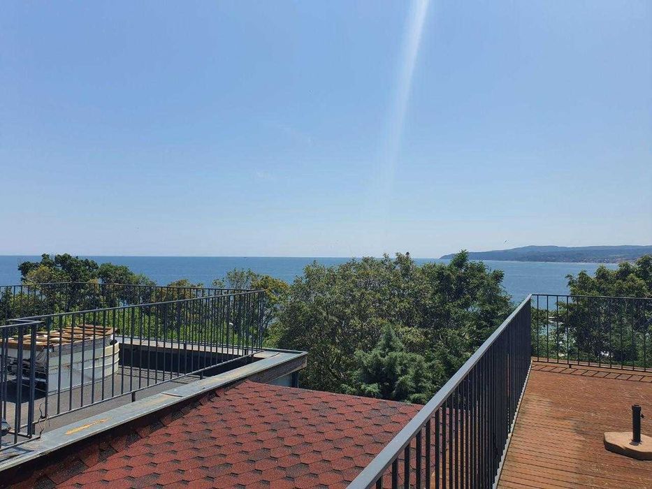 Триетажна къща в Бяла