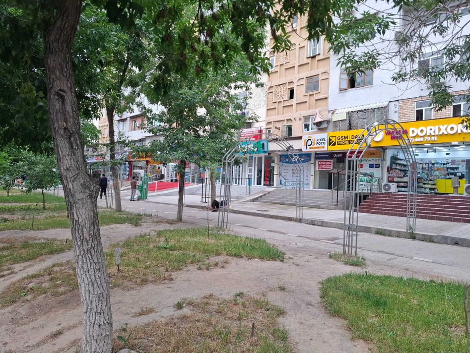 расположен возле кадишева базара вдоль дороги