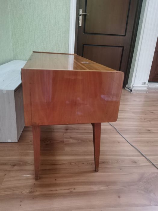 Две деревянные тумбы в состоянии б/у. Устойчивые