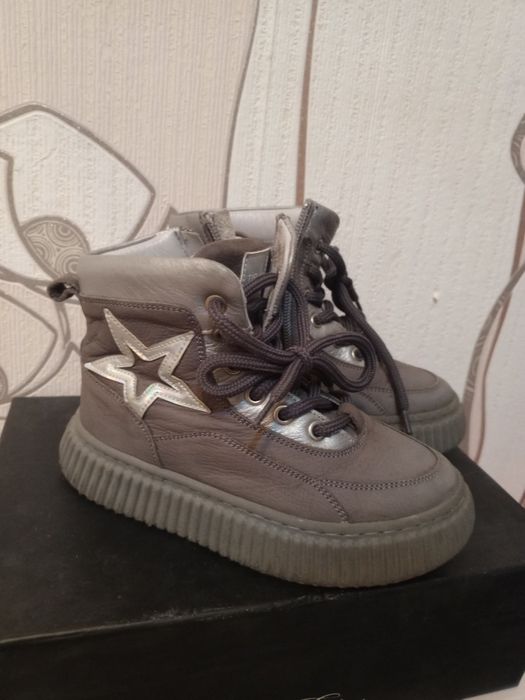 Продам детскую обувь