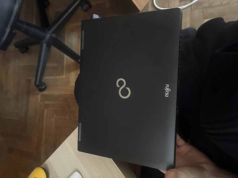 Лаптоп Fijitsu Windows 7