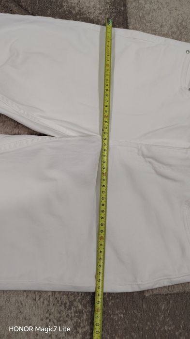 Blugi albi mărimea M ,noi cu eticheta