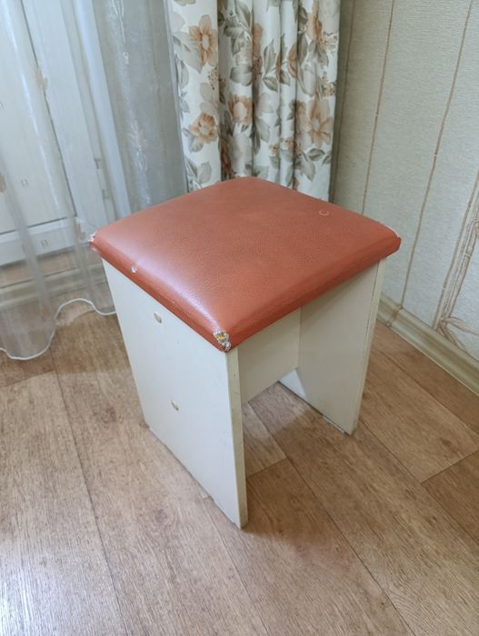 Продам столики, табуретки, тумба пристенная