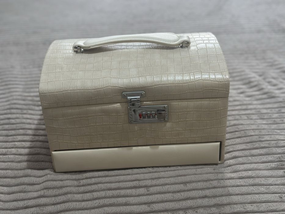 Шкатулка для украшении