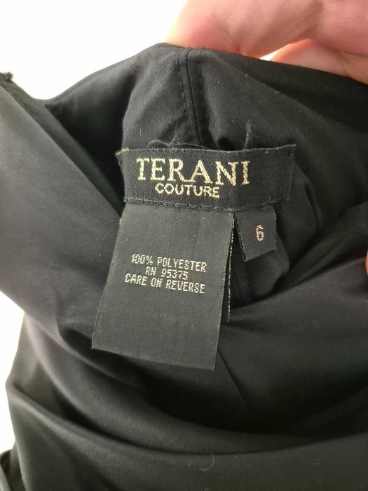 Официална дизайнерска рокля с висока цепка и син акцент.