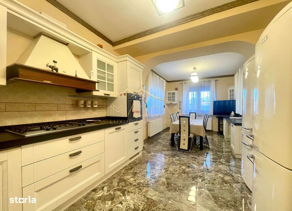 Vila 7 camere**Lake view**Ponton privat**Piscina**Teren 933 MP//Balote