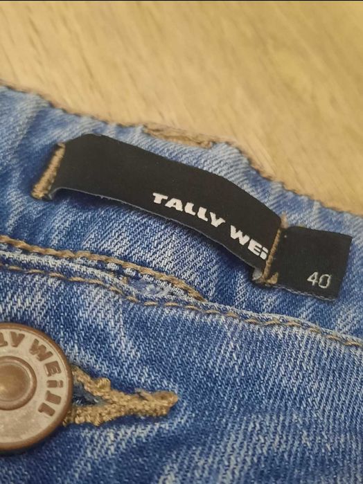 Три чифта дънки.