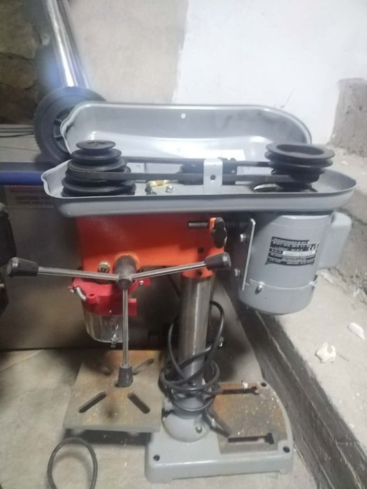 Настолна бормашина със менгеме.
400W / 1400 об.мин
Комплект с менгеме
Отрезната машина за плочки е предназначена за линейно рязане на плочки,