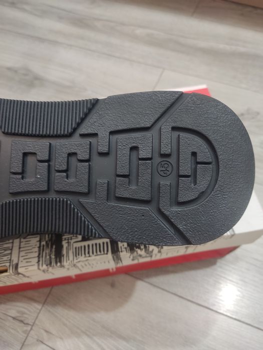 Продам осенние кроссовки 45р