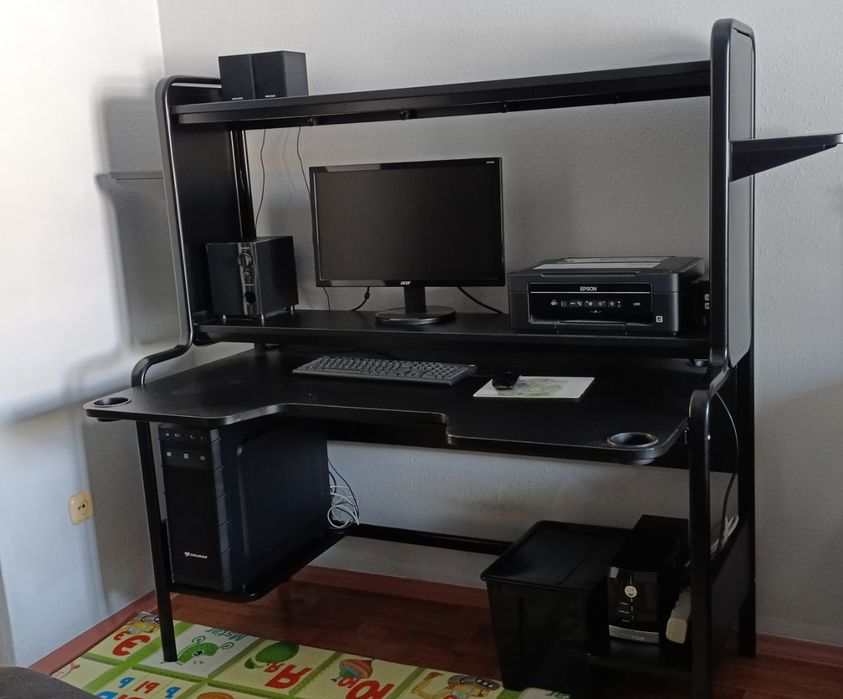 Компьютерный стол IKEA с надстройкой и  полками