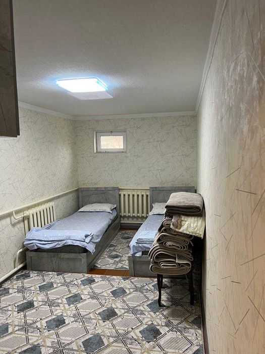 Boyovut shaxarchasida hovlili uy sotiladi !