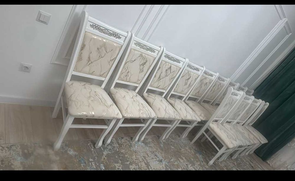 Продаются белые стулья