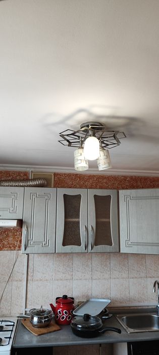 Продам две люстры