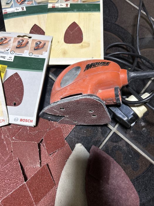 Set slefuitor Black&Decker si rezerve smirghel