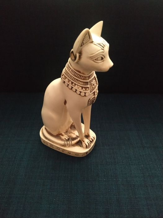 Статуэтка кошки древнего Египта