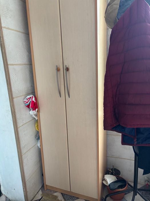 Продам 2-дверный шкаф с полками