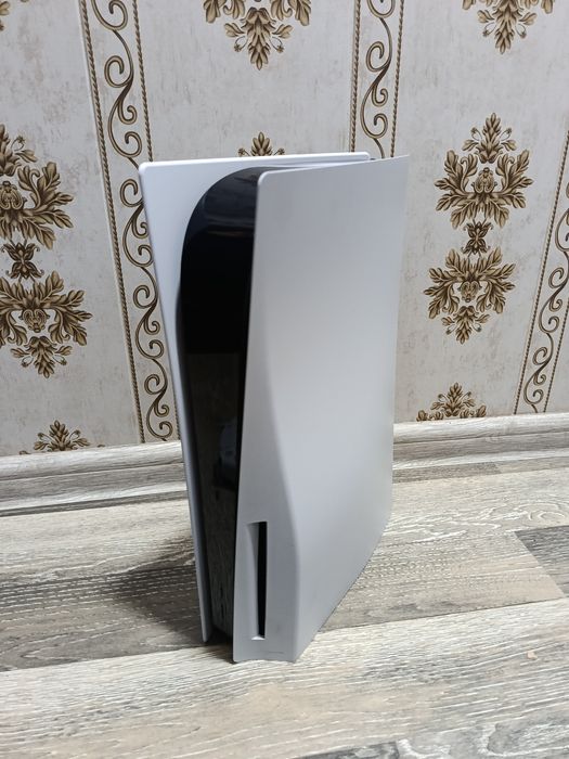 Playstation 5 disk edition top o'yinlari bilan  825gb xotira